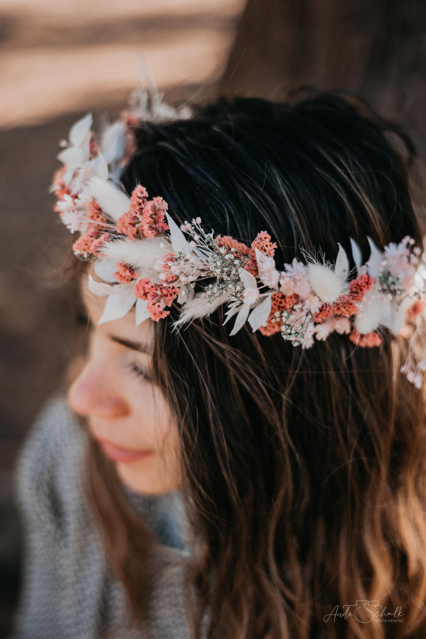 fille portant une couronne de fleurs séchées