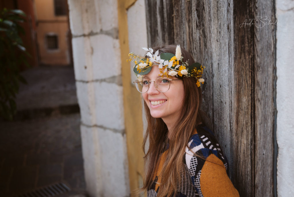 portrait jeune femme à lunettes avec couronne de fleurs