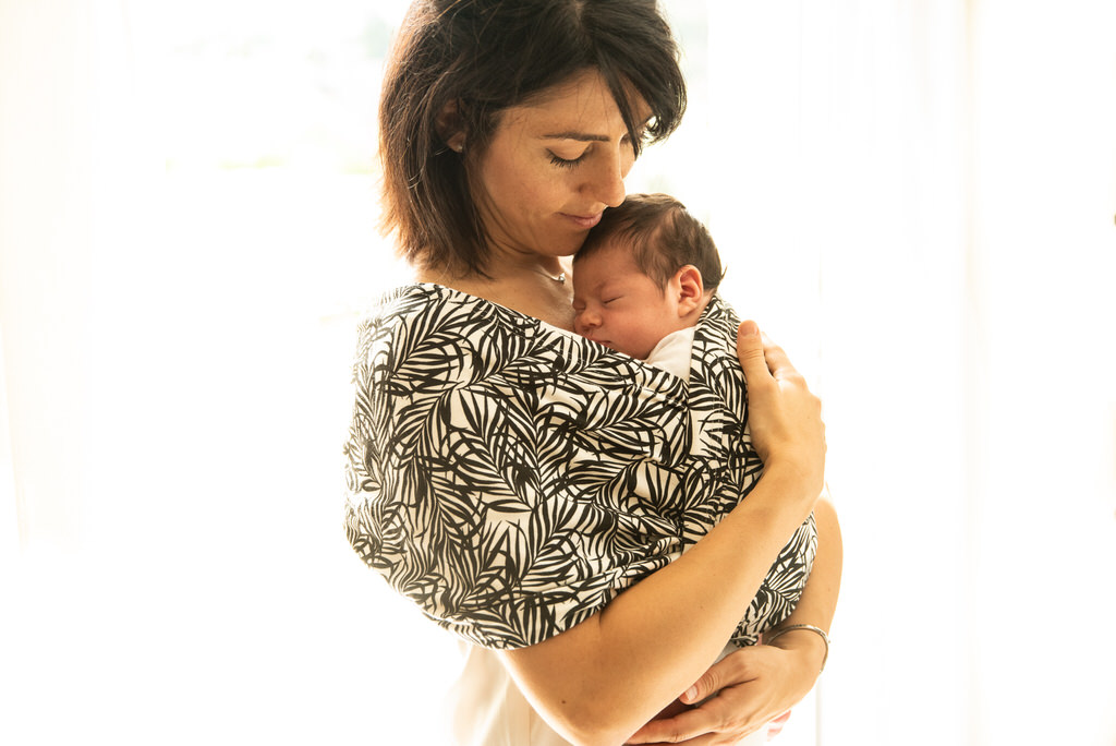 Image représentant une maman berçant son bébé dans en portage