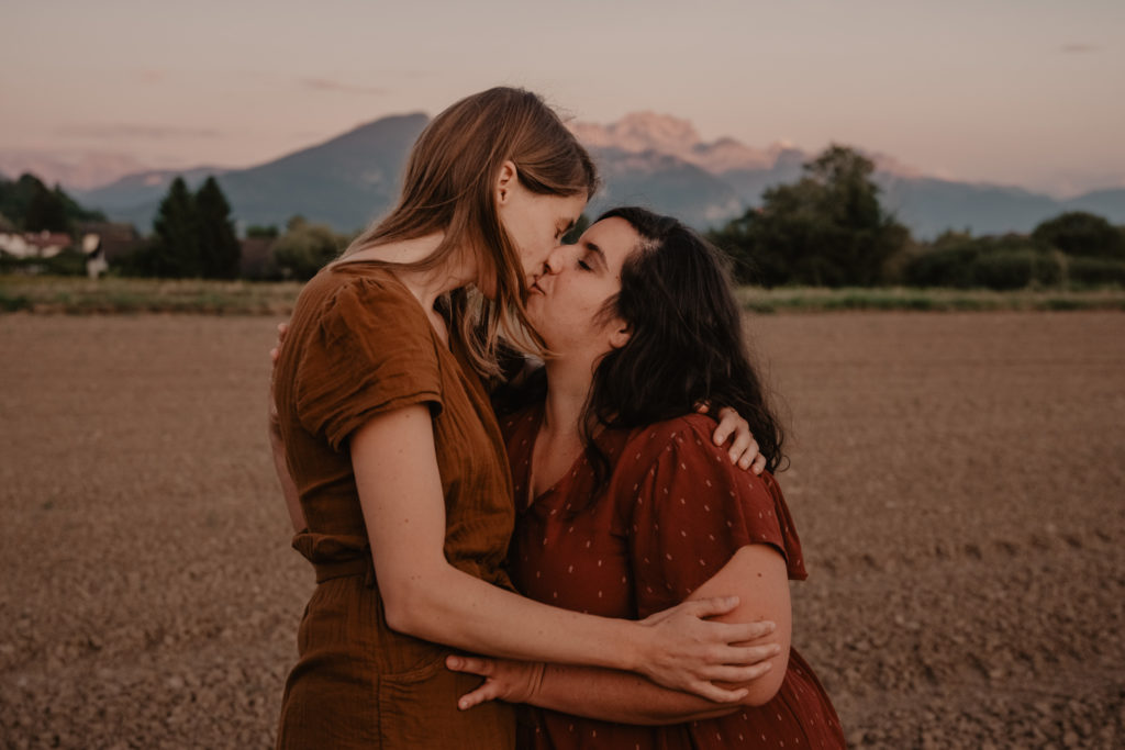 deux femmes s'embrassent au coucher de soleil