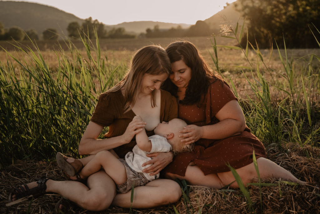 deux femmes allaitant leur petit dans un champs