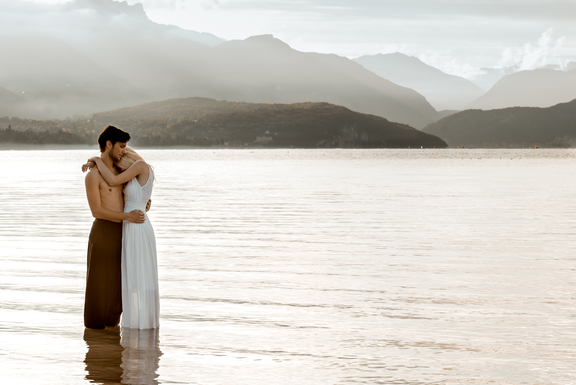 jeune couple se faisant un câlin sur le lac d'Annecy