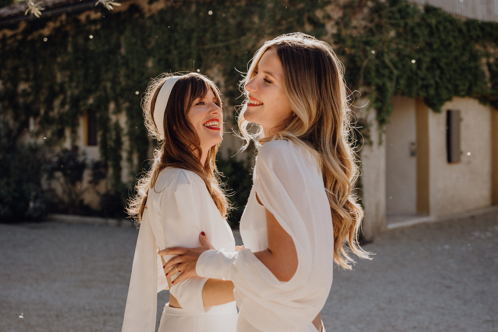 femmes mariés souriant devant un olivier